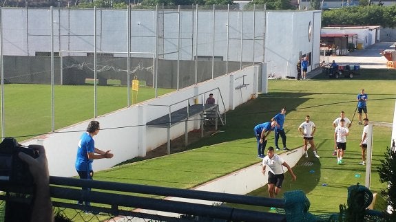 Prandelli, en lo alto de la rampa,  animando con gestos y gritos a  sus jugadores a la hora del  esfuerzo. 