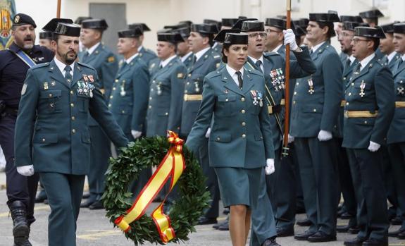 Un momento de los actos organizados con motivo de la festividad de la Virgen del Pilar, patrona de la Guardía Civil, celebrados esta mañana en el acuartelamiento de Cantarranas.