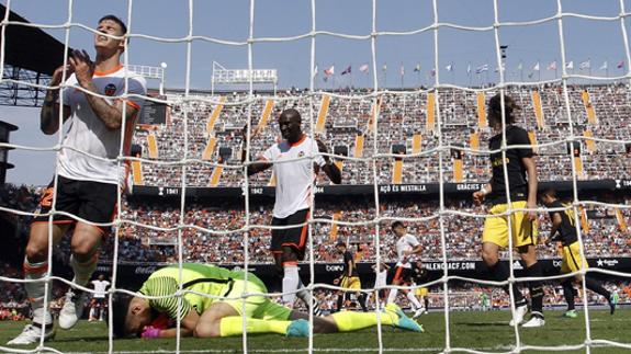 Mangala, en el centro, se lamenta tras la ocasión que tuvo ante Oblak en el Valencia-Atlético.