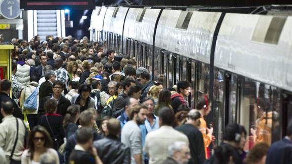 Un andén del metro de Valencia, repleto de gente.