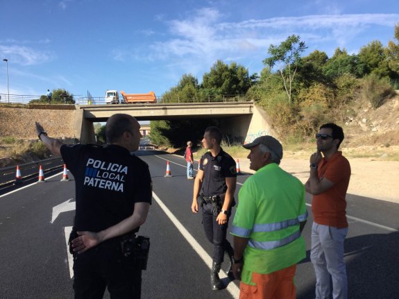 Un momento de las pruebas de carga que se efectuaron en el puente para comprobar su estado. :: lp