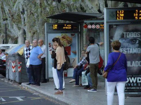 Varias personas en una parada de la EMT en Blasco Ibáñez :: t. blasco