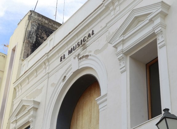 Fachada del teatro El Musical, en el Canyamelar. :: juanjo monzó