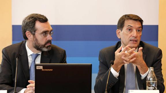 Rafael Doménech, economista jefe de BBVA Research (dcha), y Alberto Charro, director territorial de BBVA.