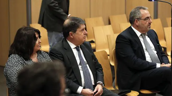 Mercedes Álvarez, José Luis Olivas y Vicente Cotino, durante el juicio.