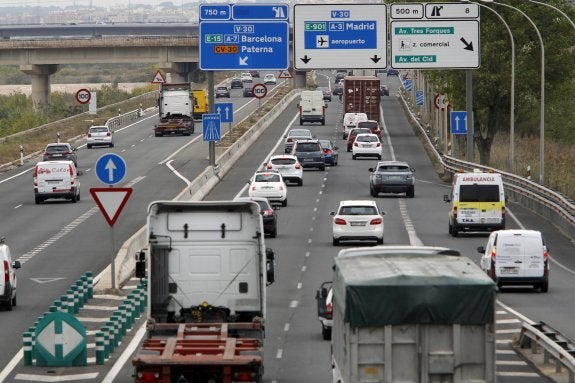 Decenas de coches y camiones avanzan con dificultad por la V-30, ayer por la mañana, en Valencia. :: irene marsilla