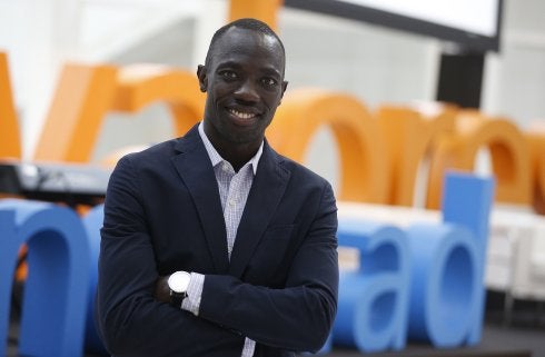 Lopez Lomong, antes de su conferencia en Valencia. :: j. signes