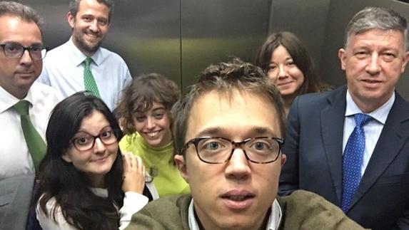 Errejón se hace un selfie con tres diputados del PP encerrados en un ascensor