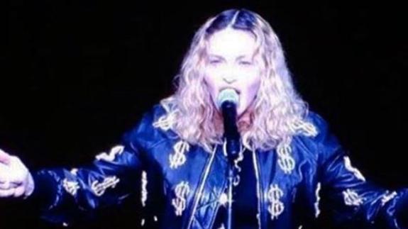 Madonna ofrece sexo oral durante un concierto a quien vote a Hillary Clinton