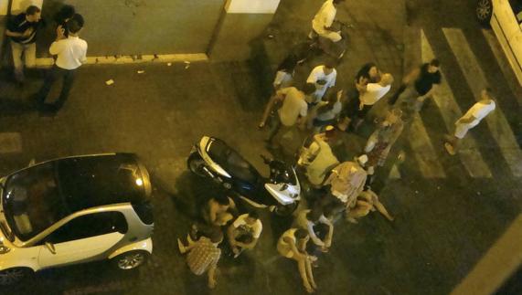 Grupos de jóvenes en la calle Pintor Zariñena, en el barrio del Carmen.