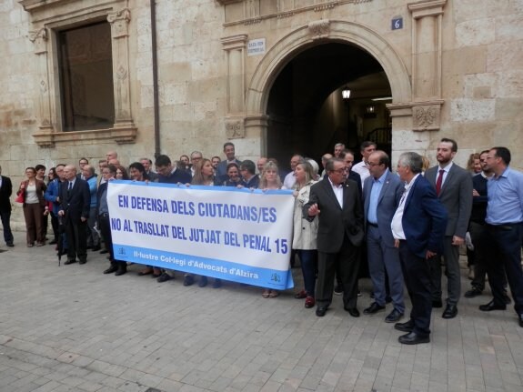 Abogados y funcionarios protestan junto con miembros de la corporación alcireña. :: a. t.