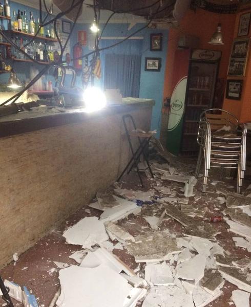 Tres heridos al caer el techo de un bar junto al Mestalla