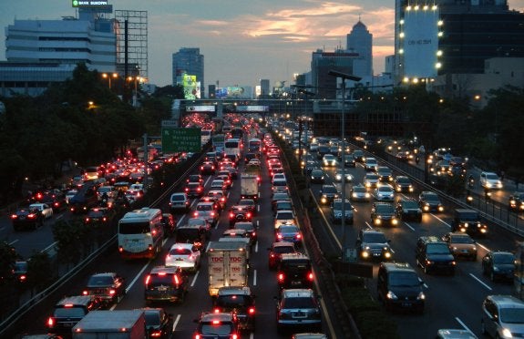 Vista del atardecer en  Yakarta. :: afp
