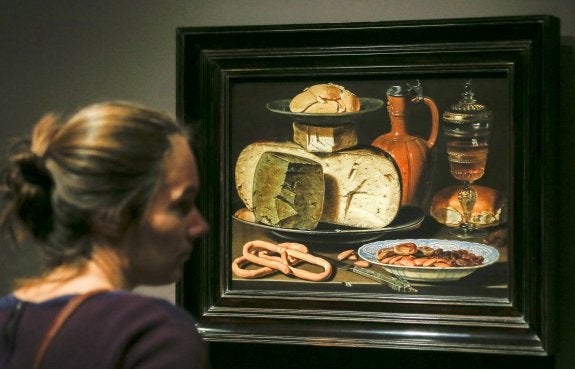 Una visitante del Prado contempla un bodegón pintado por Clara Peeters. :: F. Alvardo / efe