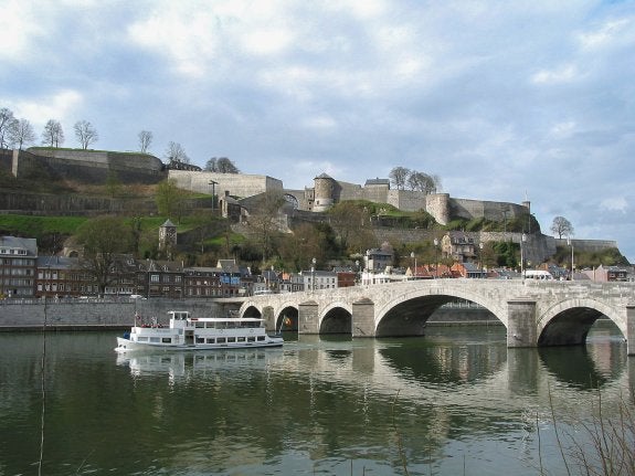 Puente de Jambes sobre el Mosa y Ciudadela al fondo en Namur, la capital de Valonia. :: jean-Pol Grandmont