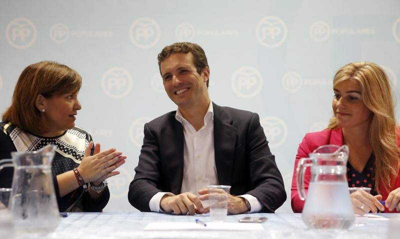 Isabel Bonig, Pablo Casado y Eva Ortiz.