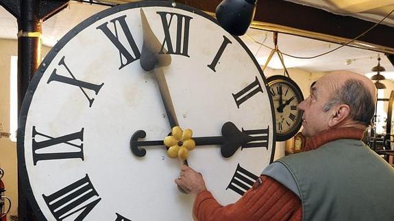 Cambio de hora en invierno en España: cuándo es y qué se hace con el reloj: ¿se atrasa o se adelanta?