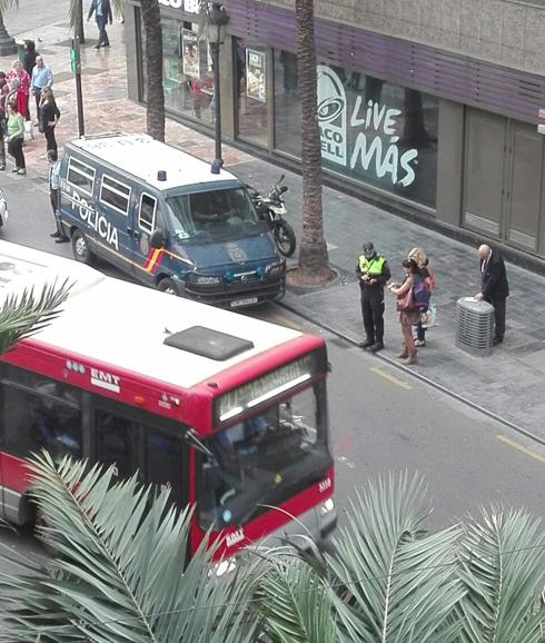 Una protesta laboral colapsa la calle de las Barcas de Valencia