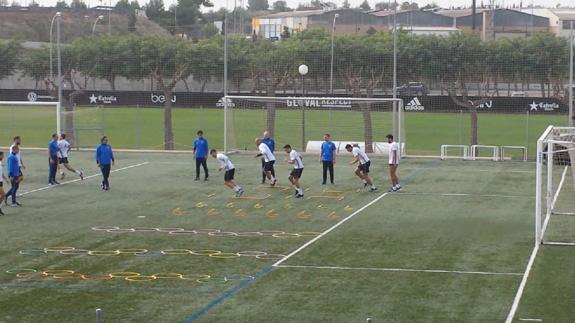 Los jugadores realizan ejercicios en Paterna. 