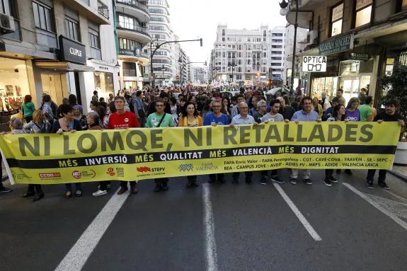 Cabecera de la manifestación vespertina impusada por la Plataforma en Defensa de la Enseñanza Pública en Valencia. :: irene marsilla