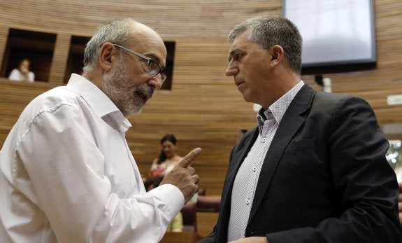 Manuel Alcaraz (i) conversa con Rafael Climent en Les Corts. :: efe