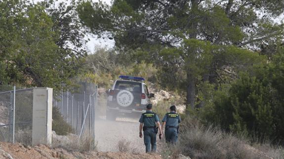 Agentes de la Guardia Civil, en la inmediaciones de Chella.