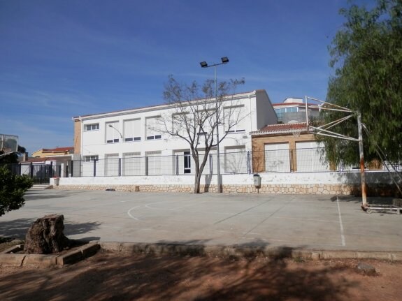 El antiguo colegio de La Xara, que desde hace años no lo utilizan los escolares porque están reubicados en barracones. :: R. G.