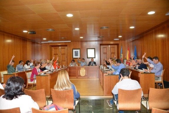 Xàbia decidió en el pleno pedir un acuerdo bilateral entre España y el Reino Unido. :: LP