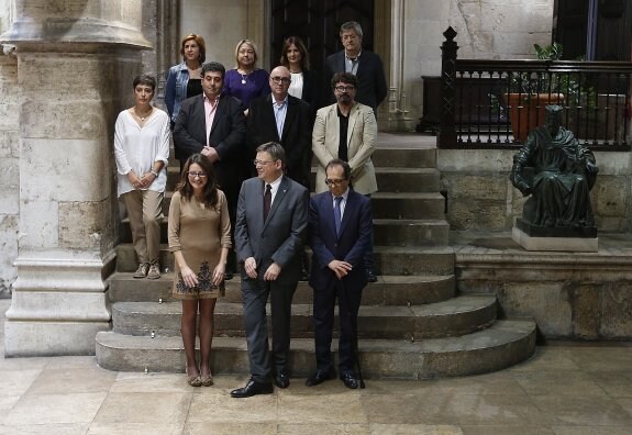 Ximo Puig y Mónica Oltra junto al consejo de RTVV. :: j. signes