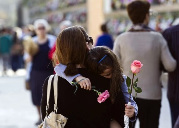 Una mujer y su hija, en el Cementerio General de Valencia. :: damián torres