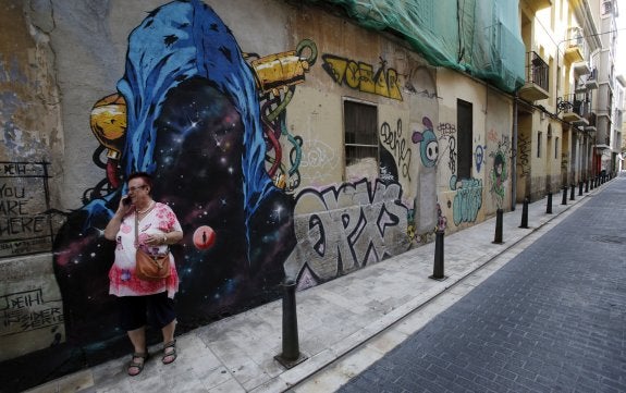 Una de las fachadas con pintadas en el Carmen. :: j. j. monzó