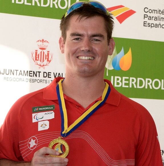 Rafael Andarias tras recibir la medalla de campeón. :: LP.