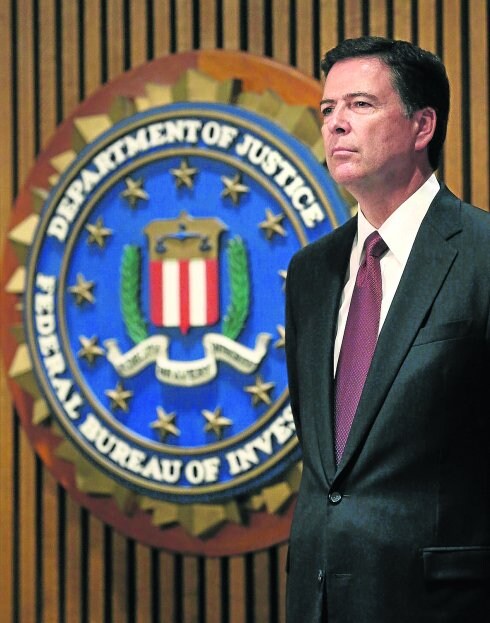 James Comey, junto al logo del FBI, que dirige desde 2013, cuando Obama le designó para el cargo. fp 