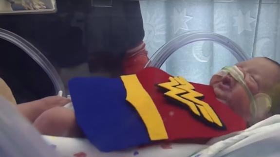 Un hospital viste de superhéroes a los prematuros