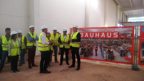 El alcalde, Juan Ramón Adsuara, junto a Bonig y los directivos de la compañía en la visita. :: lp