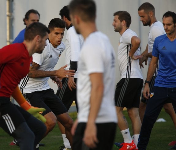 Los jugadores del Valencia, en un entrenamiento en la ciudad deportiva de Paterna. :: jesús signes