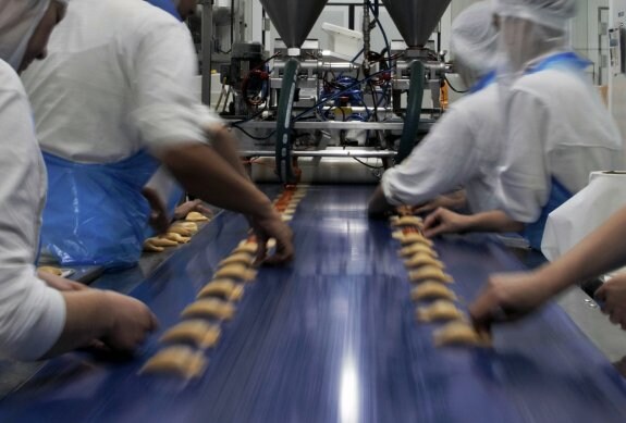 Trabajadores en la planta de pan y bollería de Sualba, ahora propiedad de Europastry. :: lp