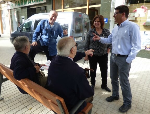 El alcalde de Ontinyent habla con vecinos del barrio de Sant Rafel. :: lp