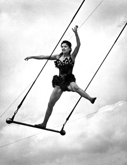 Pinito del Oro encaramada al trapecio en una actuación al aire libre. Nunca trabajó con red de seguridad. :: r. c.