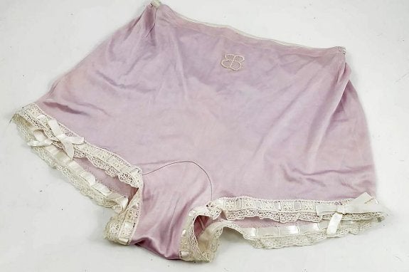 Las bragas que pertenecieron  a Eva Braun y que fueron subastadas en Reino Unido. Al lado, la amante de Adolf Hitler. :: Philip Serrell