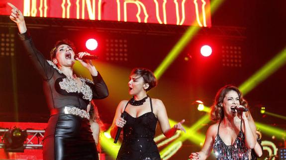 Rosa López (i), Chenoa y Geno, durante el concierto por el reencuentro de 'Operación Triunfo' en Barcelona.