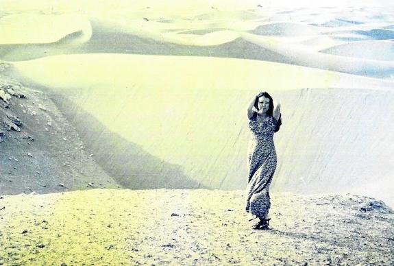 Sanmao en el desierto del Sahara a mediados de los años setenta. :: archivo familiar 
