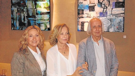 Paz Sansaloni, Martine Soria y el crítico de arte José Garnería.