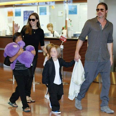 La pareja con sus hijos.