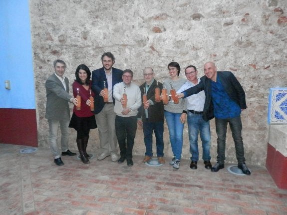 Los ganadores posan con el galardón de los Premis Literaris Ciutat d'Alzira. :: a. talavera