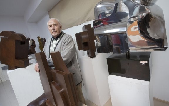 El artista, rodeado de sus obras en la vivienda que  le sirve de casa, museo  y estudio en una urbanización de Valencia.