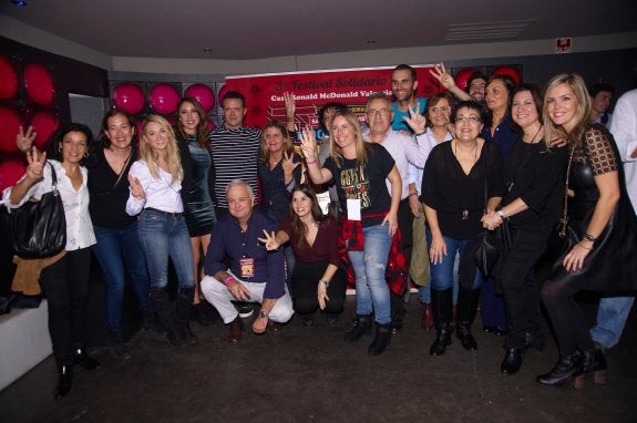 Equipo de la Casa Ronald McDonald junto a algunos de sus voluntarios.