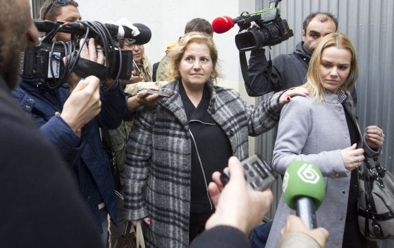 Concejales y asesores del PP entran a la comandancia de la Guardia Civil para ser interrogados. :: d. torres