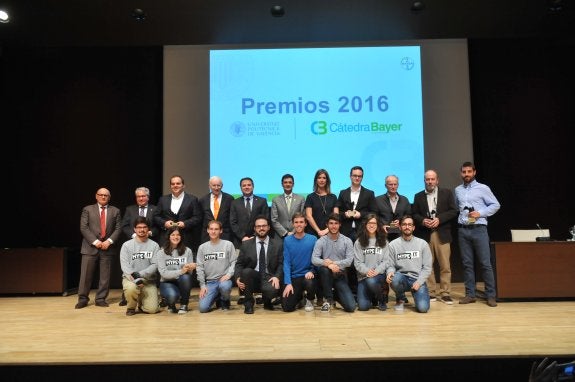 Premiados, profesores y directivos de Bayer posan con Leopoldo Abadía (de pie , 4º por la izq.) :: lp