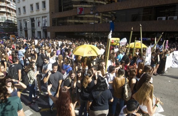 Protesta de estudiantes contra las reválidas organizada frente a la Delegación del Gobierno. :: d. torres